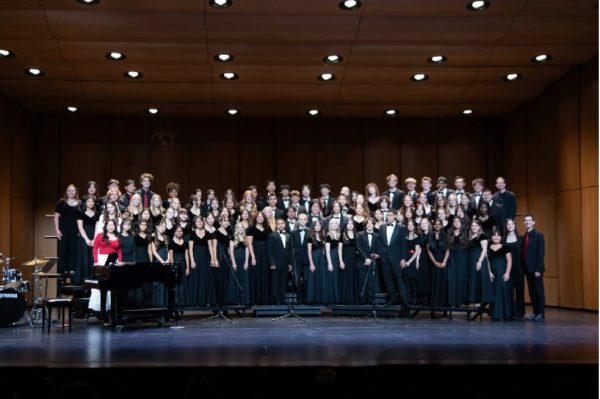 Woodbridge High’s choir department taking a group picture after their winter concert with choir director Jim
Blackett(far right) and his assistant director Avery Smith(to the left of Jim)